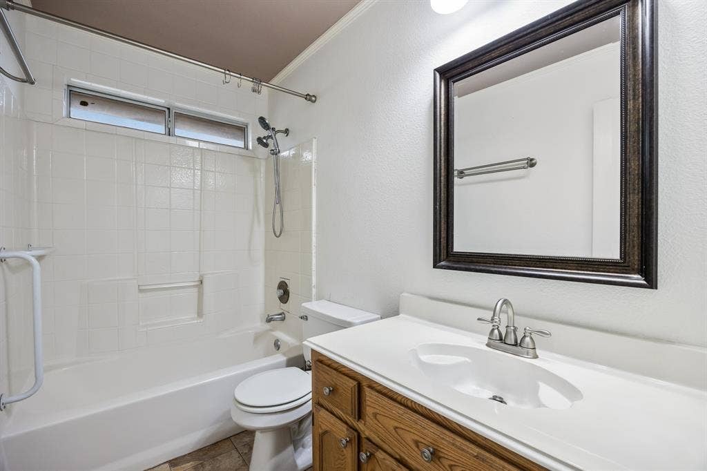 9209 Chimneywood Drive, Rowlett, TX 75089 Full bath for bedrooms #2 and #3