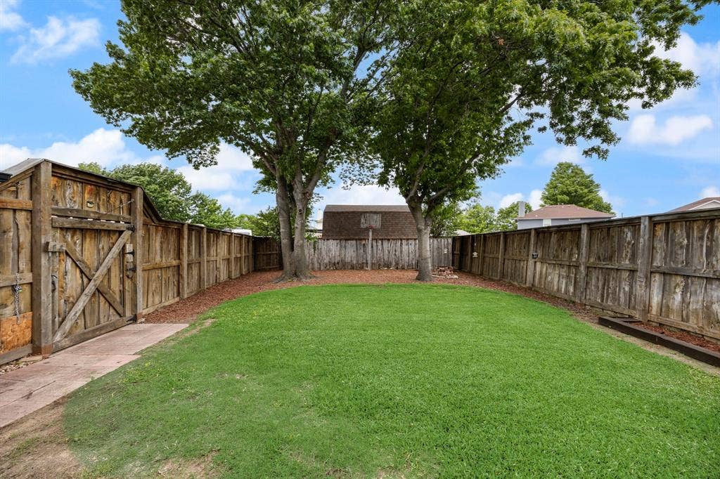 9209 Chimneywood Drive, Rowlett, TX 75089 Large backyard with plenty of room for a pool, dogs, playset, etc.