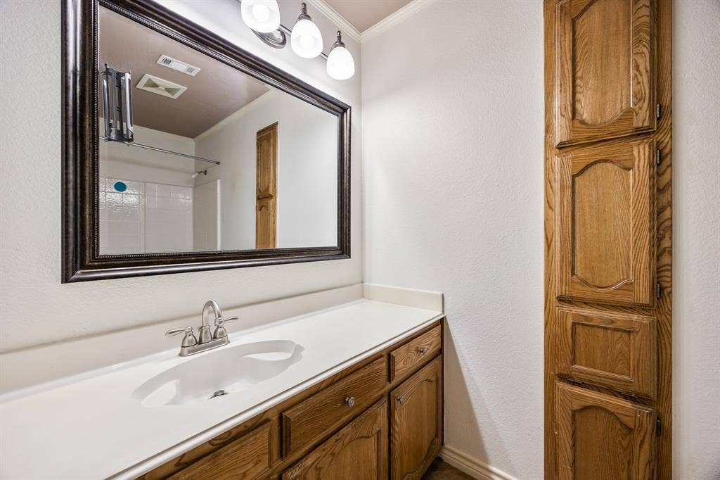 9209 Chimneywood Drive, Rowlett, TX 75089 Full Bath for bedrooms #4 and #5