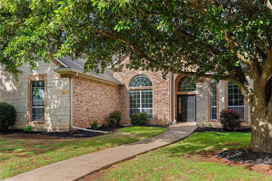 Property photo for 937 Queen Elizabeth Drive, McGregor, TX