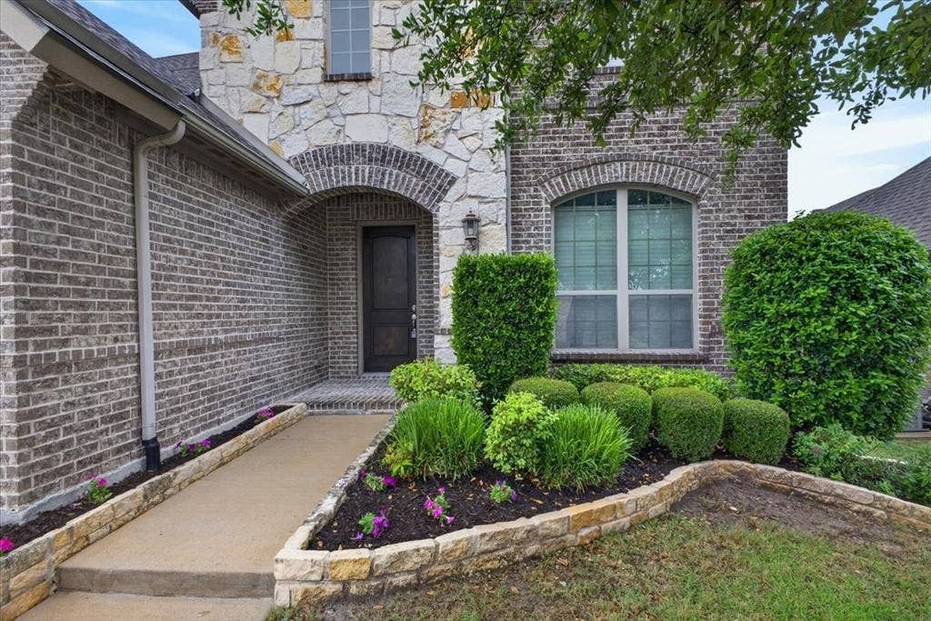 2417 Barclay Court, Plano, TX 75074 Walk up to the house