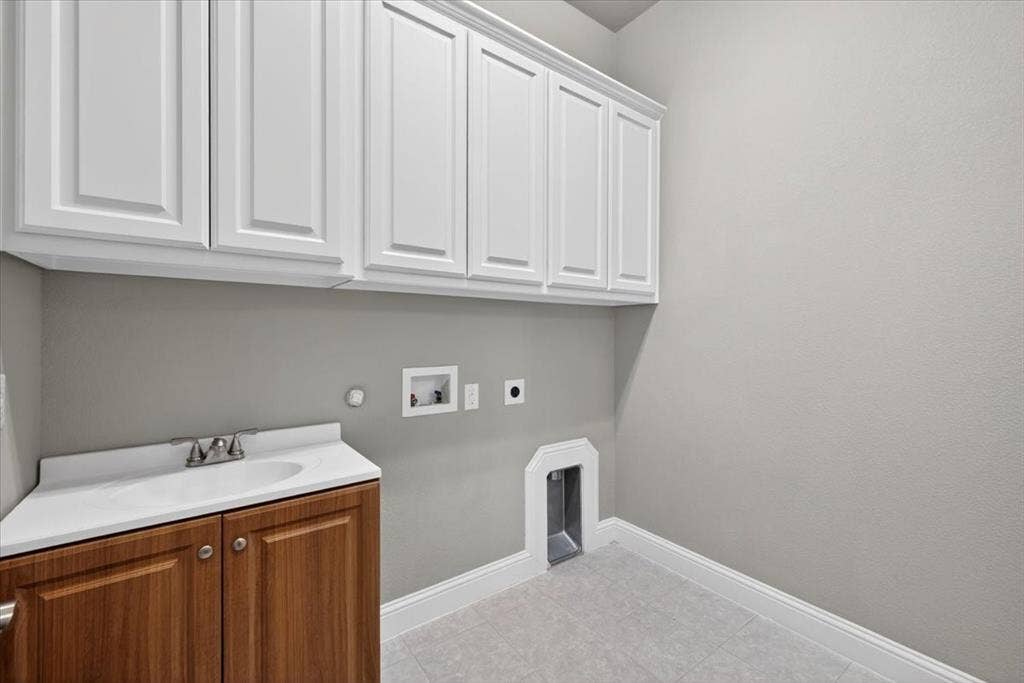 2417 Barclay Court, Plano, TX 75074 Full size washer and dryer along with hand sink