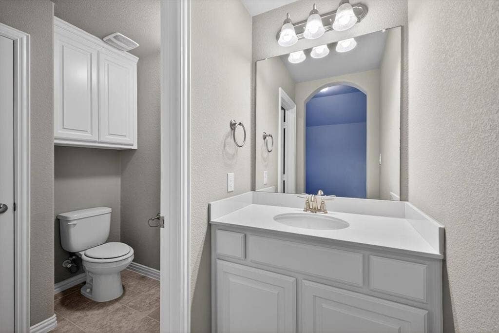 2417 Barclay Court, Plano, TX 75074 Jack-n-jill bathroom upstairs