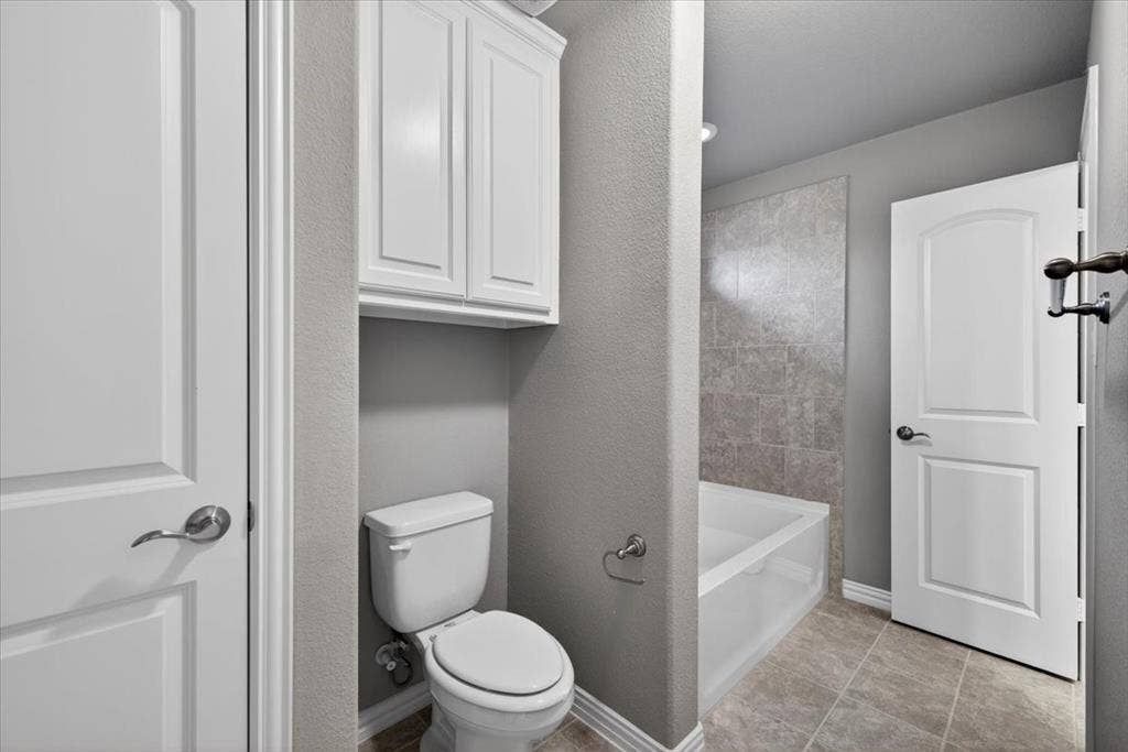 2417 Barclay Court, Plano, TX 75074 Jack-n-jill bathroom upstairs