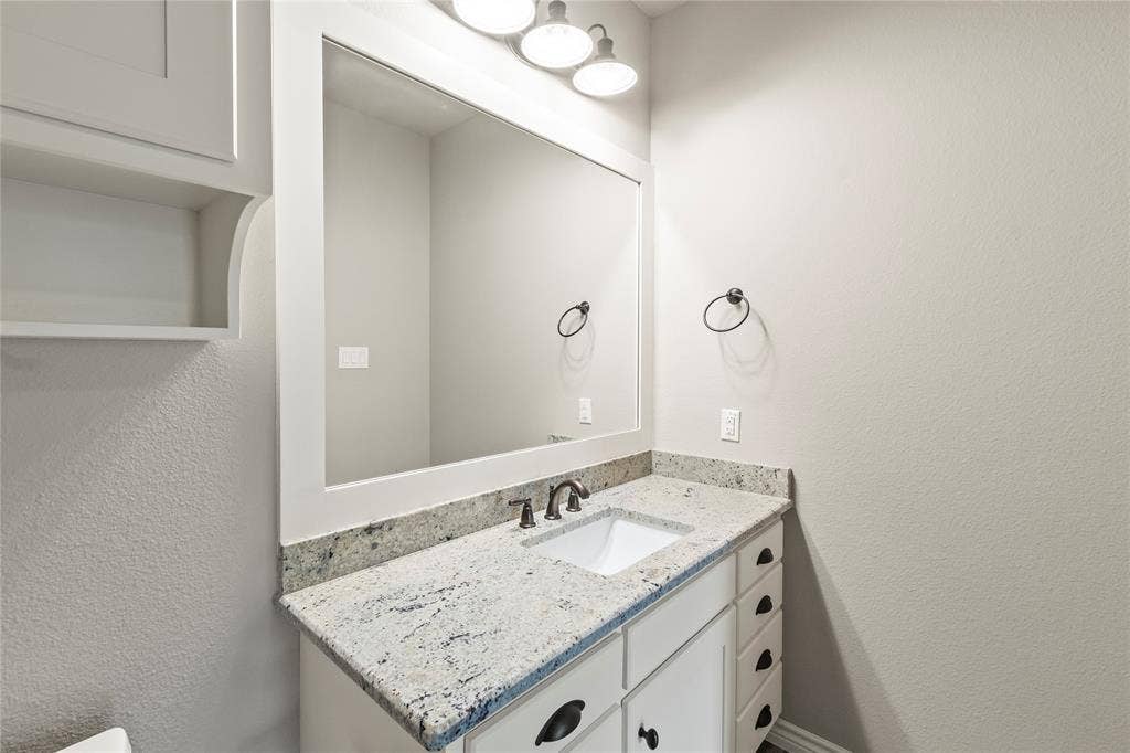 164 Marina Drive, Mabank, TX 75156 Ensuite bath vanity for upstairs bedroom 3
