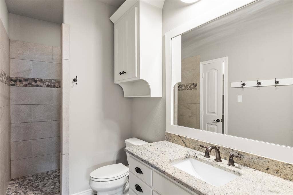 164 Marina Drive, Mabank, TX 75156 Ensuite Bath for upstairs bedroom 2