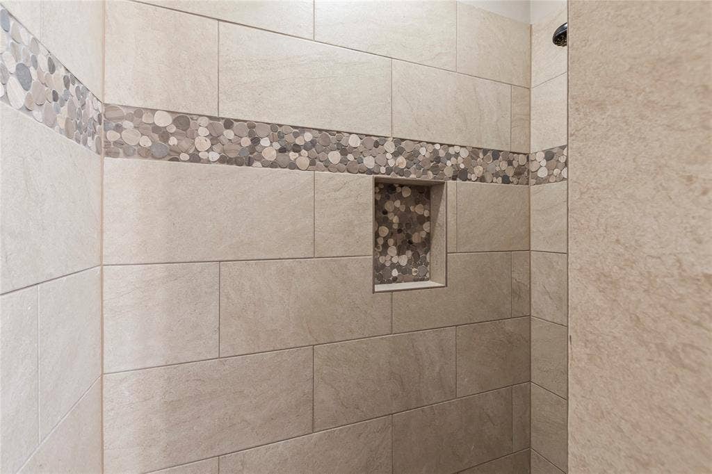 164 Marina Drive, Mabank, TX 75156 Upstairs ensuite bath for bedroom 3 with Lovely and spacious walk in shower
