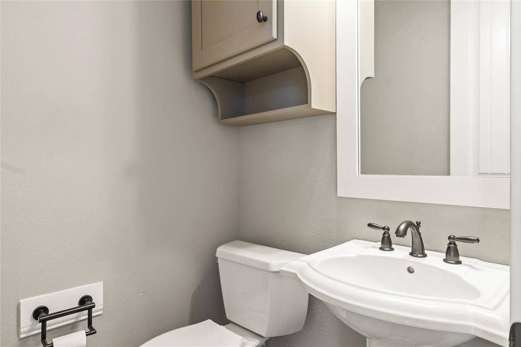 164 Marina Drive, Mabank, TX 75156 Downstair half bath