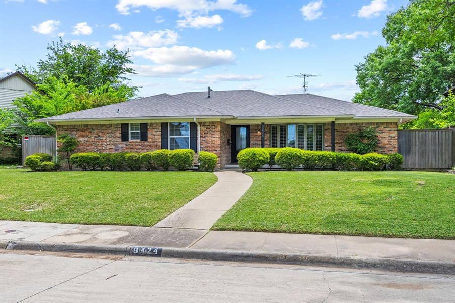 Property photo for 9424 Hunters Creek Drive, Dallas, TX