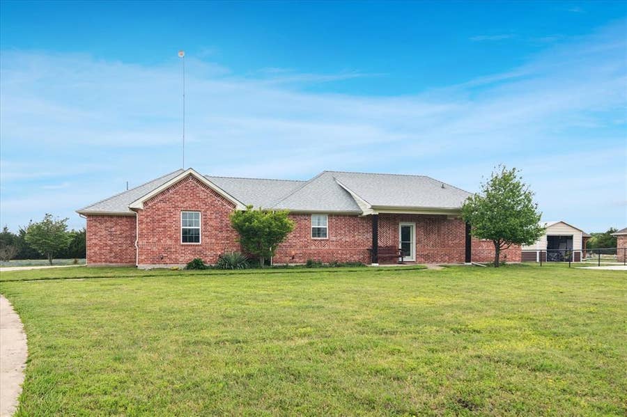 Property photo for 949 Stephen Court, Farmersville, TX