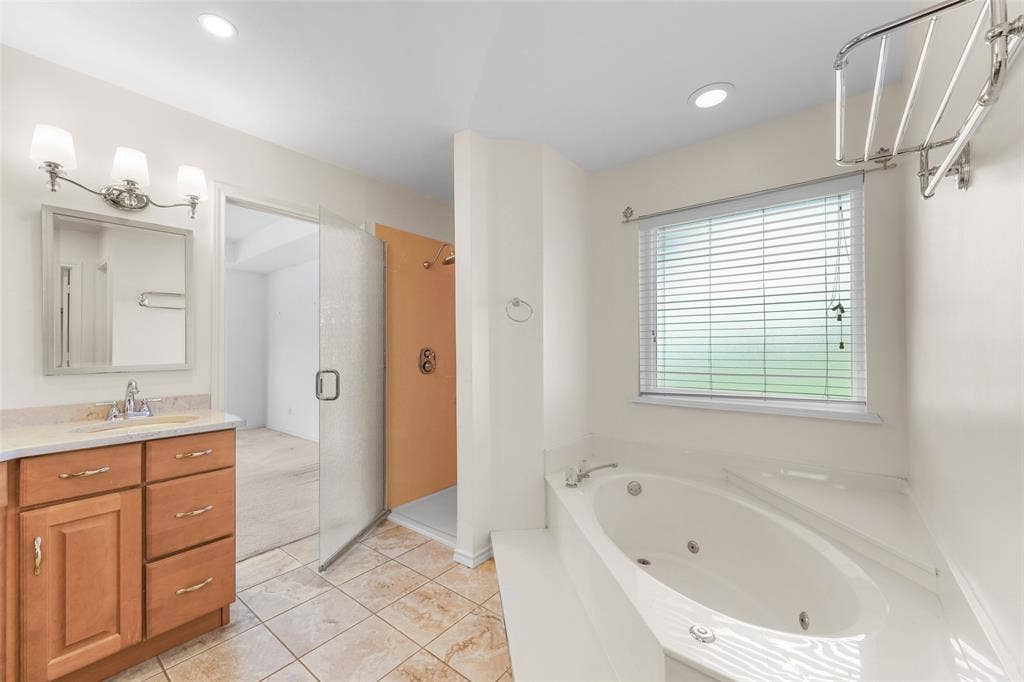 830 S Clinton Lane, Midlothian, TX 76065
