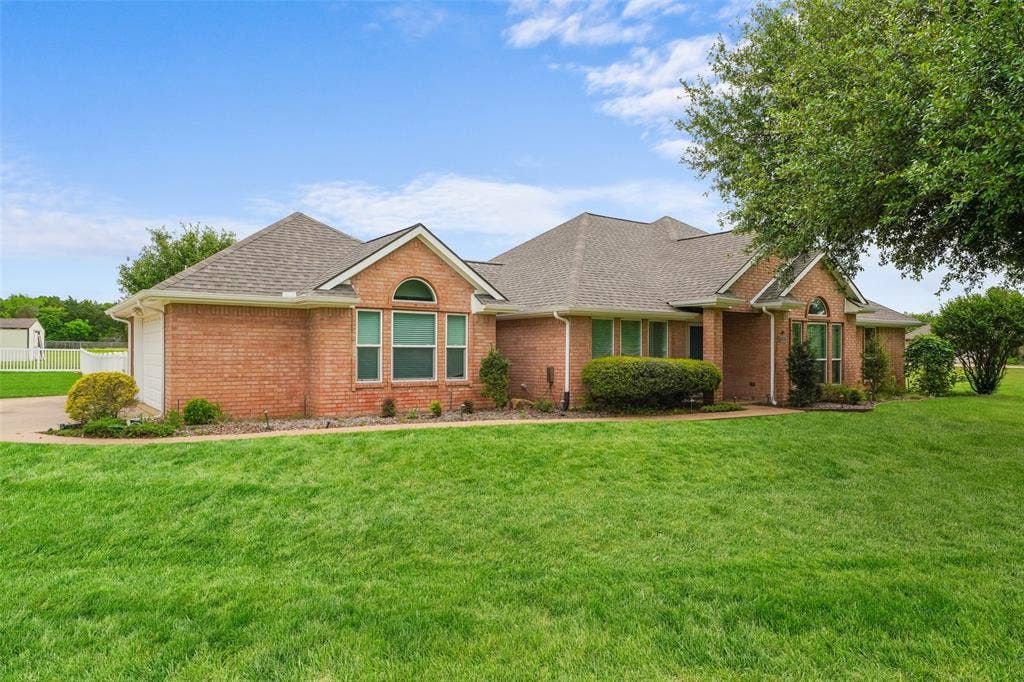 830 S Clinton Lane, Midlothian, TX 76065