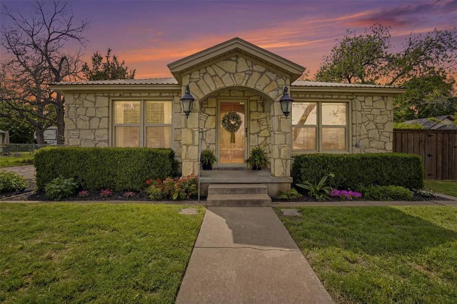 Property photo for 309 N Travis Street, Granbury, TX