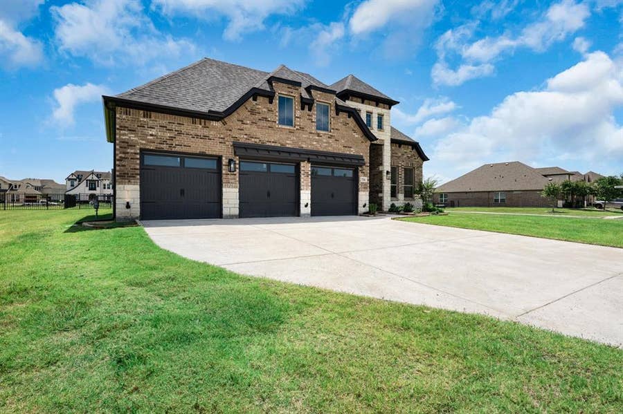 Property photo for 704 Proverbs Court, Heath, TX