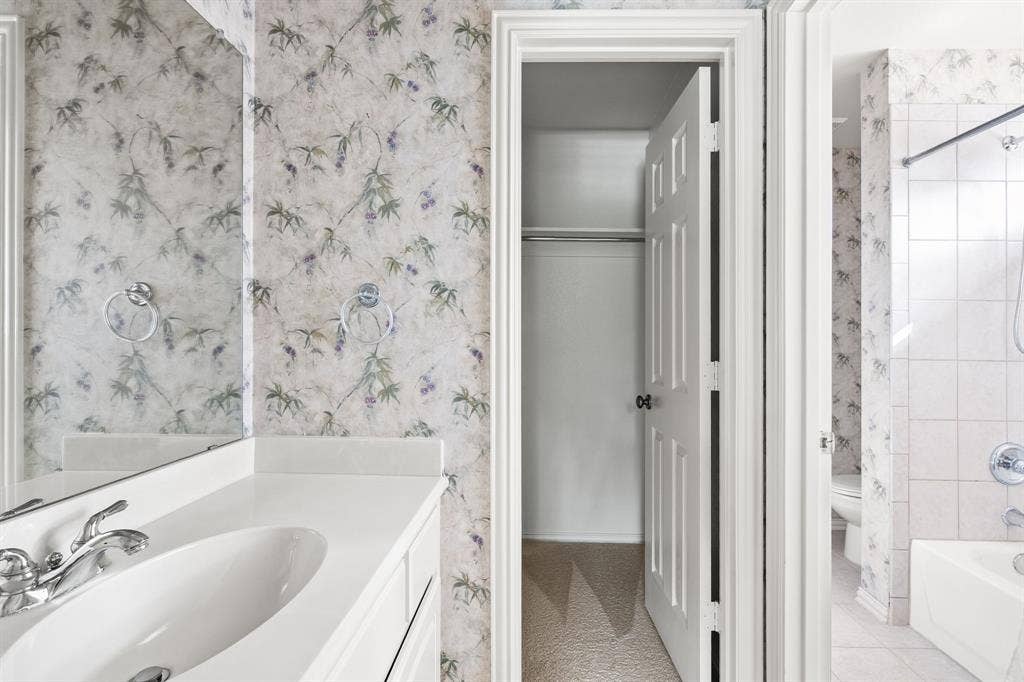 Jack n jill bathroom connecting bedrooms upstairs.
