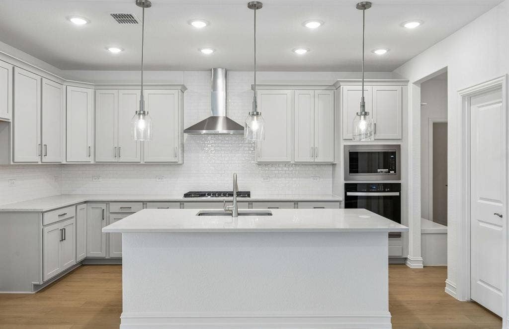 7337 Kurth Lane, McKinney, TX 75071 Eat-in kitchen island