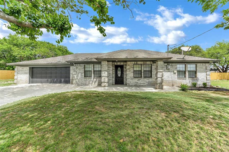 Property photo for 5924 Angus Drive, Fort Worth, TX