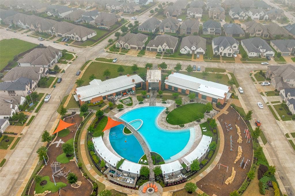 2801 Bedford Road, Northlake, TX 76226 Expansive community amenities featuring a large resort-style pool, surrounding lounge areas, multiple shade structures, and an outdoor recreational area. Take advantage of the indoor space to hose your large celebrations that are better by the pool!