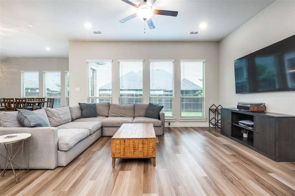 2801 Bedford Road, Northlake, TX 76226 All that natural light!