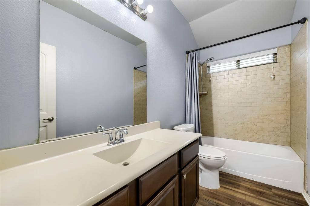 1513 Vermont Avenue, Lancaster, TX 75134 2nd Bathroom