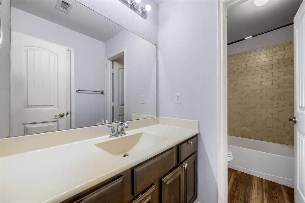 1513 Vermont Avenue, Lancaster, TX 75134 3rd Bathroom