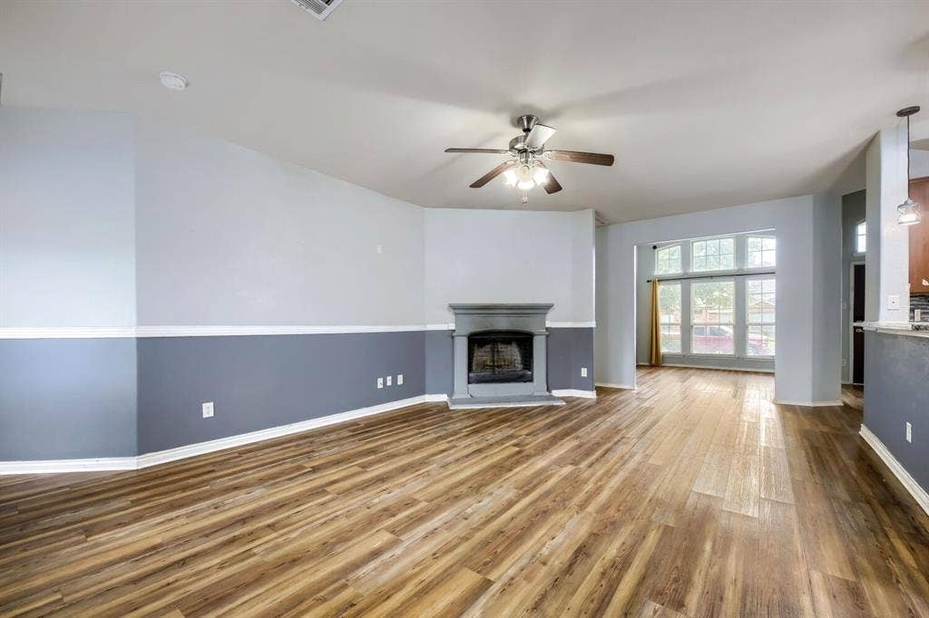 1513 Vermont Avenue, Lancaster, TX 75134 Spacious living area with fireplace