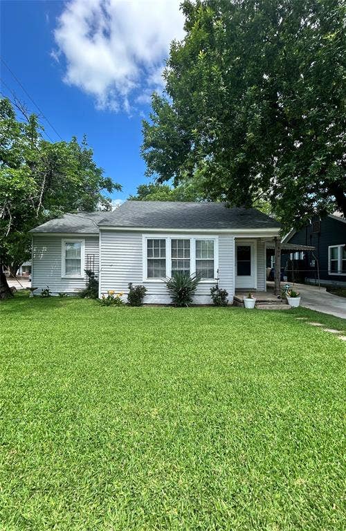 Property photo for 608 W Baldridge Street, Ennis, TX