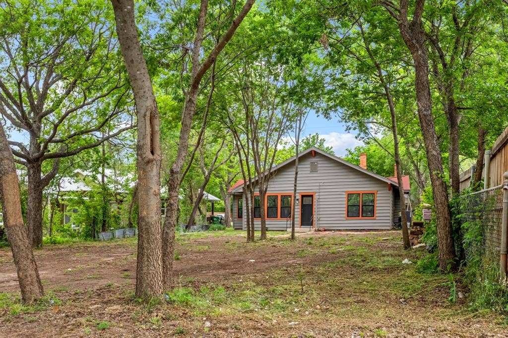 1014 Bolivar Street, Denton, TX 76201 1014 Bolivar Street, Denton, TX 76201