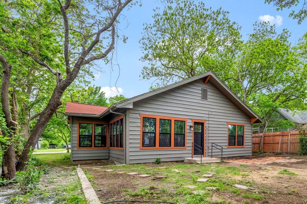 1014 Bolivar Street, Denton, TX 76201 1014 Bolivar Street, Denton, TX 76201