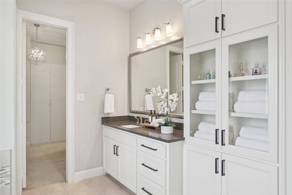 2731 Dames Lane, Irving, TX 75063 Primary suite bathroom