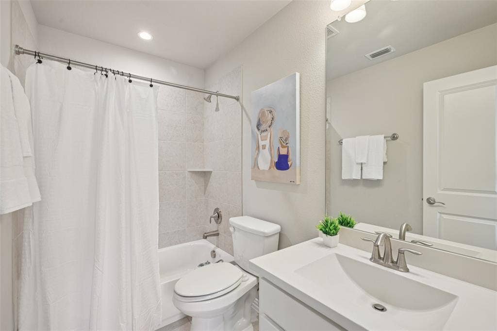 2731 Dames Lane, Irving, TX 75063 Ensuite bathroom