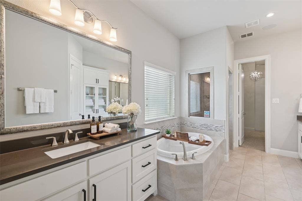 2731 Dames Lane, Irving, TX 75063 Primary suite bathroom