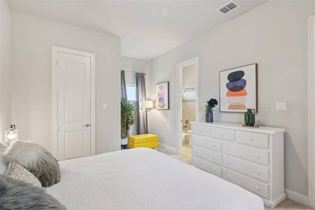 2731 Dames Lane, Irving, TX 75063 Guest suite w ensuite bathroom - 1st floor