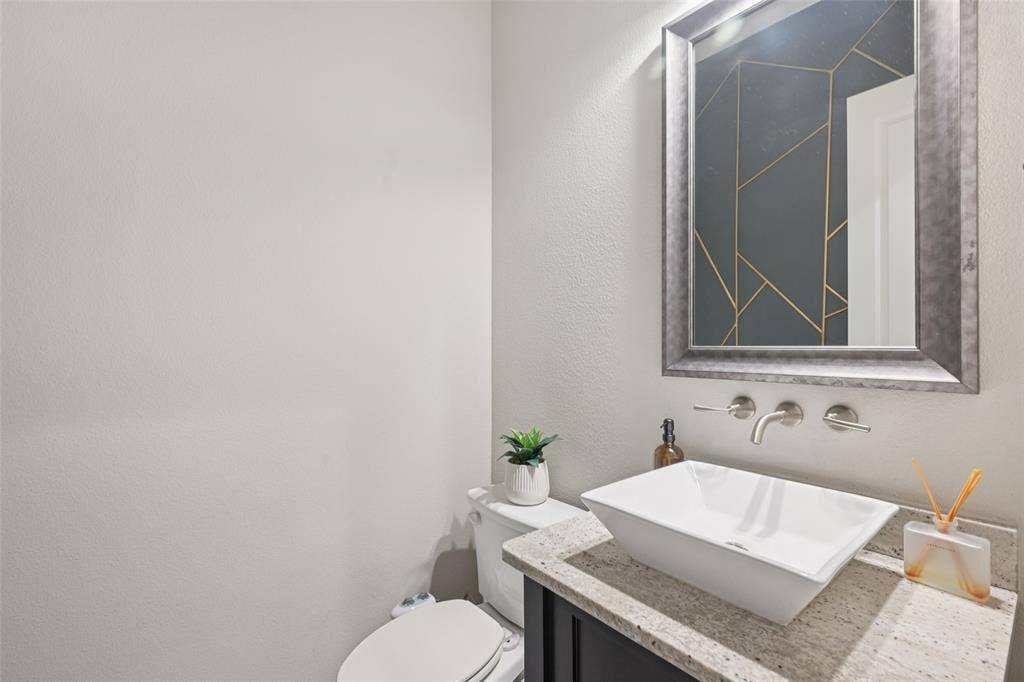 2731 Dames Lane, Irving, TX 75063 Powder bathroom