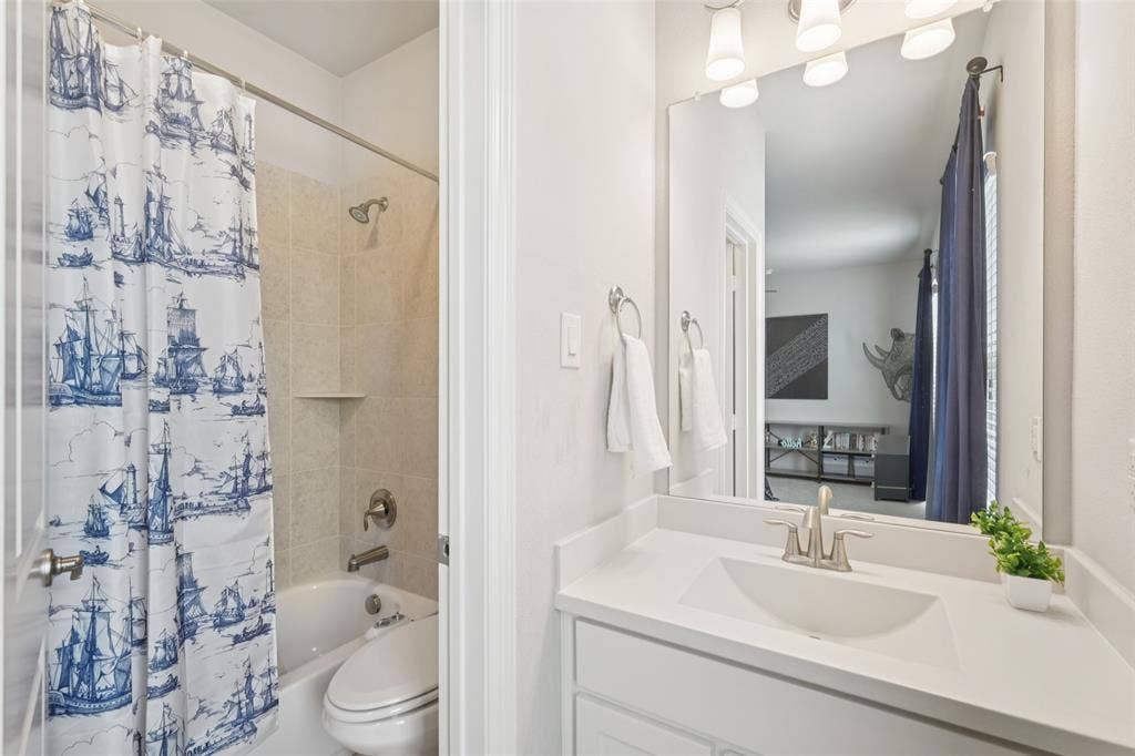 2731 Dames Lane, Irving, TX 75063 Ensuite bathroom