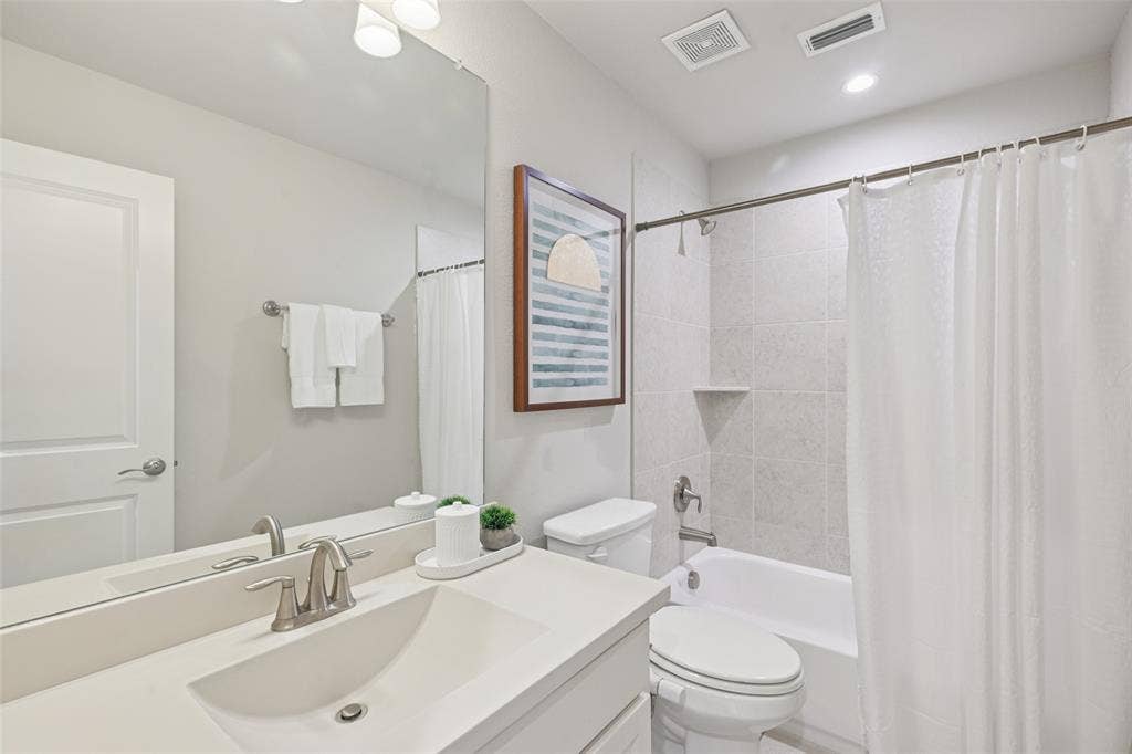 2731 Dames Lane, Irving, TX 75063 Bathroom - 2nd floor