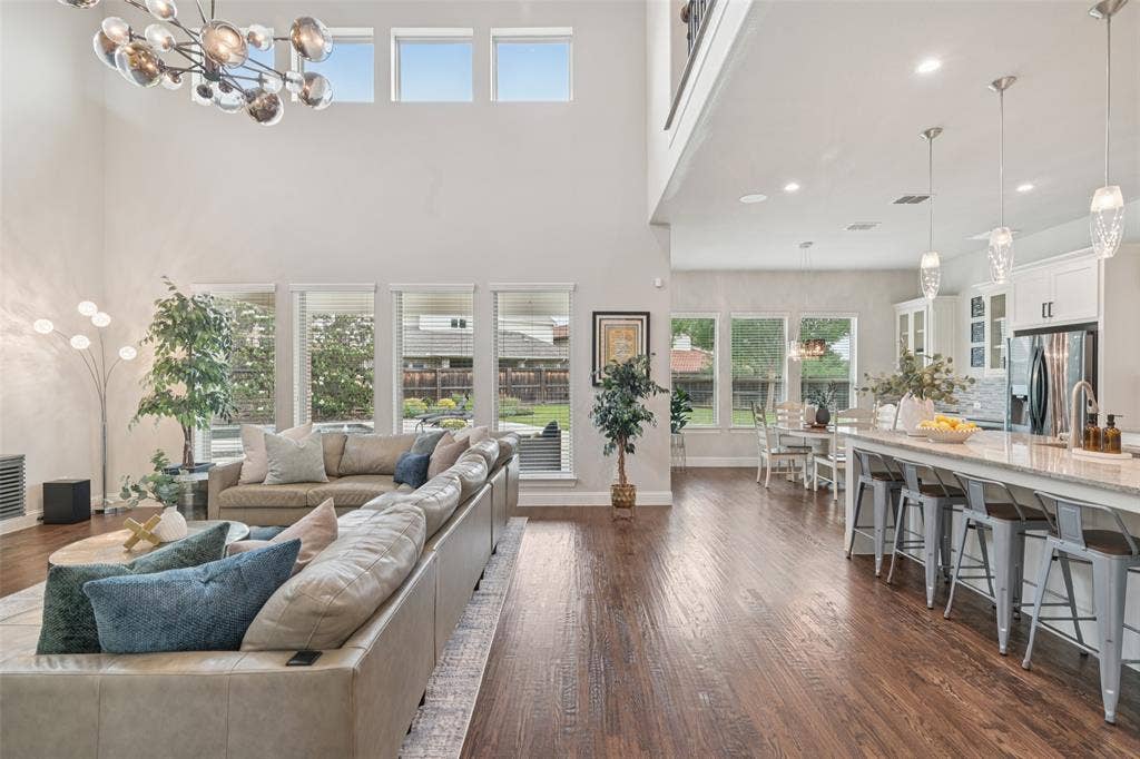 2731 Dames Lane, Irving, TX 75063 Open concept living room and kitchen