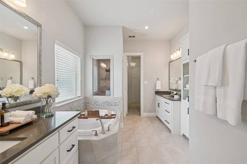 2731 Dames Lane, Irving, TX 75063 Primary suite bathroom