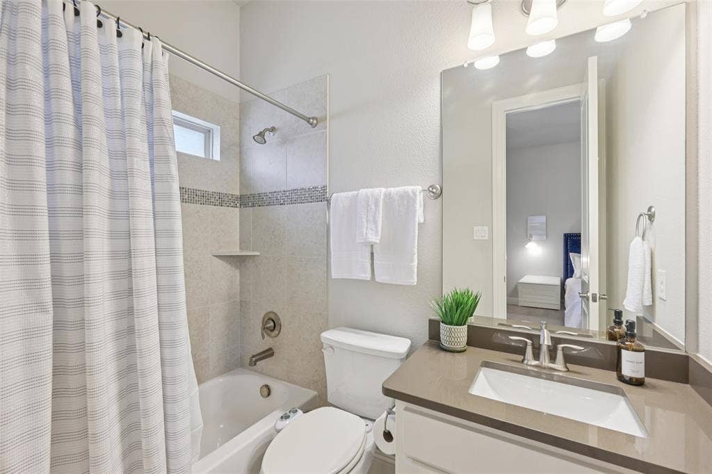 2731 Dames Lane, Irving, TX 75063 Guest ensuite bathroom