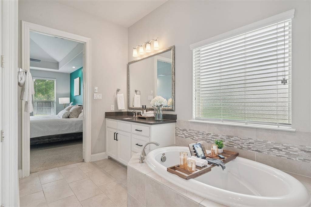 2731 Dames Lane, Irving, TX 75063 Primary suite bathroom
