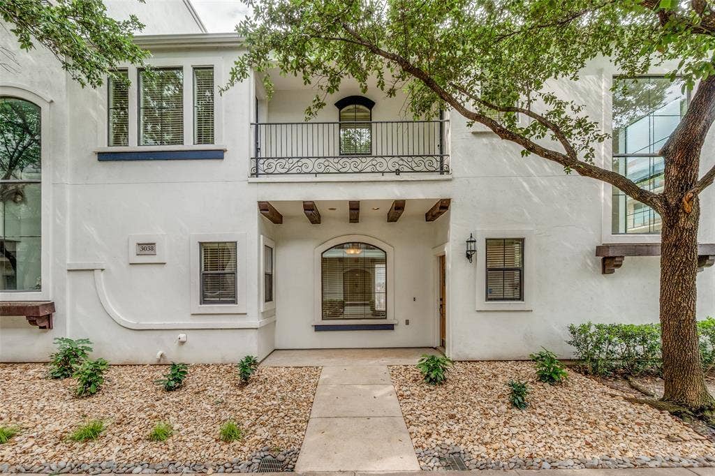3038 Carmel Street, Dallas, TX 75204 Balcony overlooking courtyard entrance