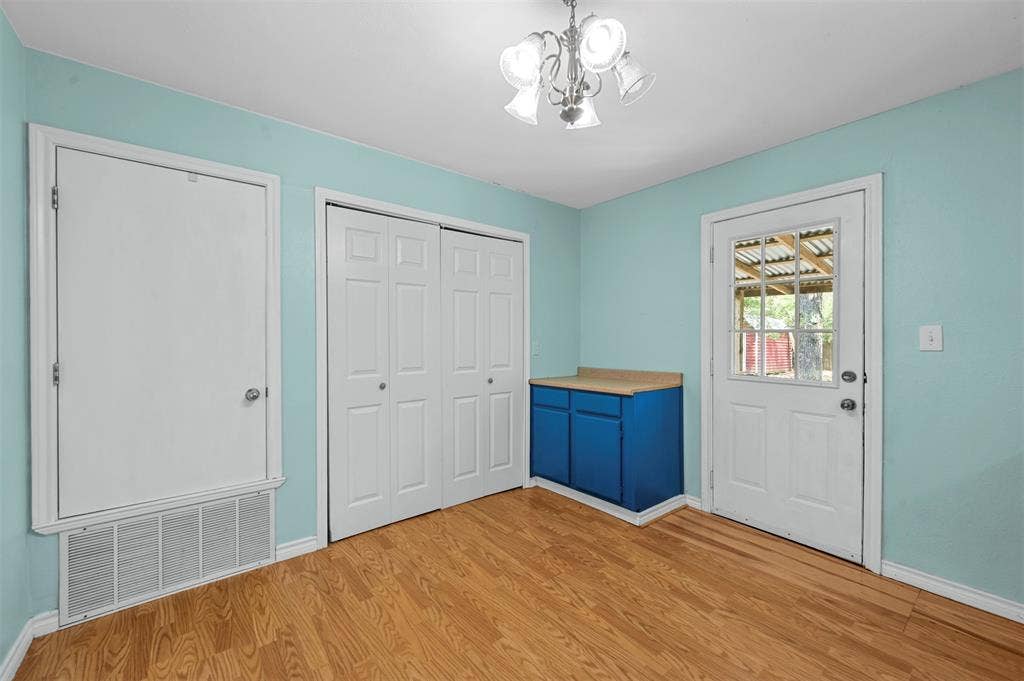 214 Wildflower Drive, Gun Barrel City, TX 75156 Entryway with a notable chandelier and light hardwood / wood-style flooring