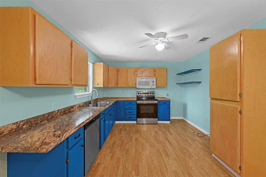 214 Wildflower Drive, Gun Barrel City, TX 75156 Kitchen featuring ceiling fan, light hardwood / wood-style flooring, sink, and stainless steel appliances