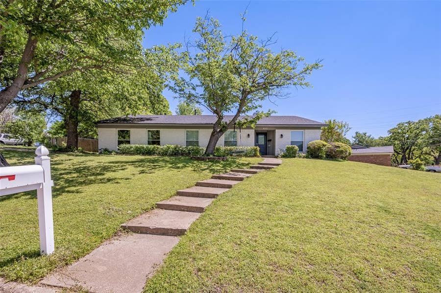 Property photo for 625 Caduceus Lane, Hurst, TX