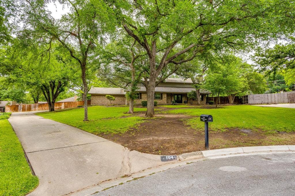 104 Wildwood Court, Azle, TX 76020 104 Wildwood Court, Azle, TX 76020