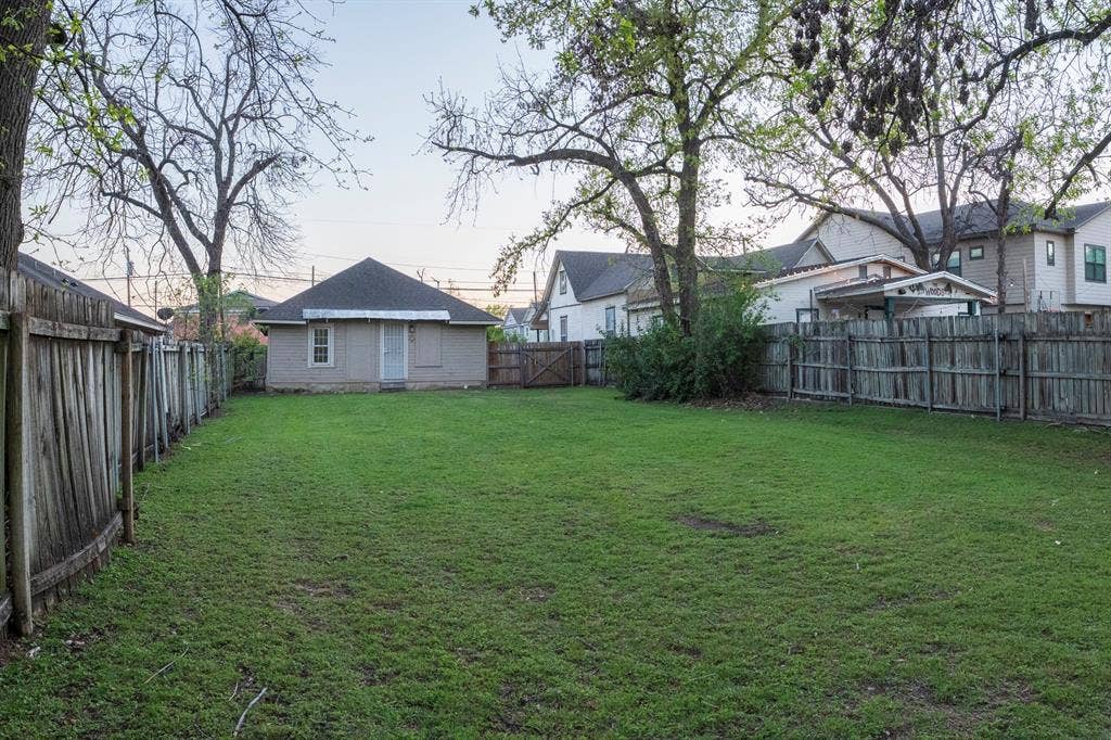 1910 S 12th Street, Waco, TX 76706 1910 S 12th Street, Waco, TX 76706