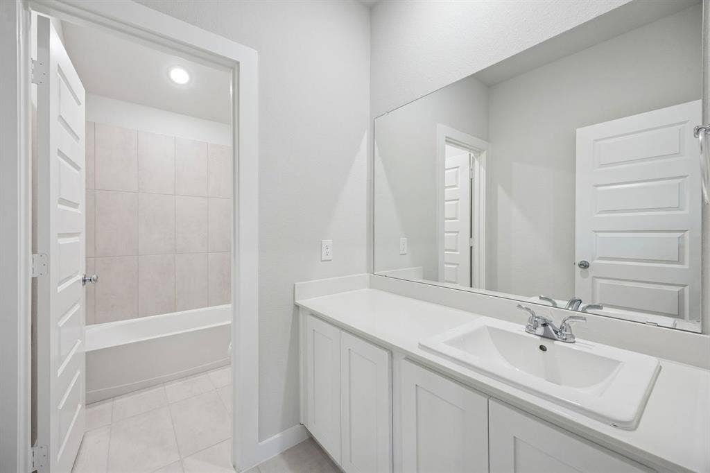 489 Hocking Hills Drive, Waxahachie, TX 75165 Bathroom in the Masters home plan by Trophy Signature Homes – REPRESENTATIVE PHOTO