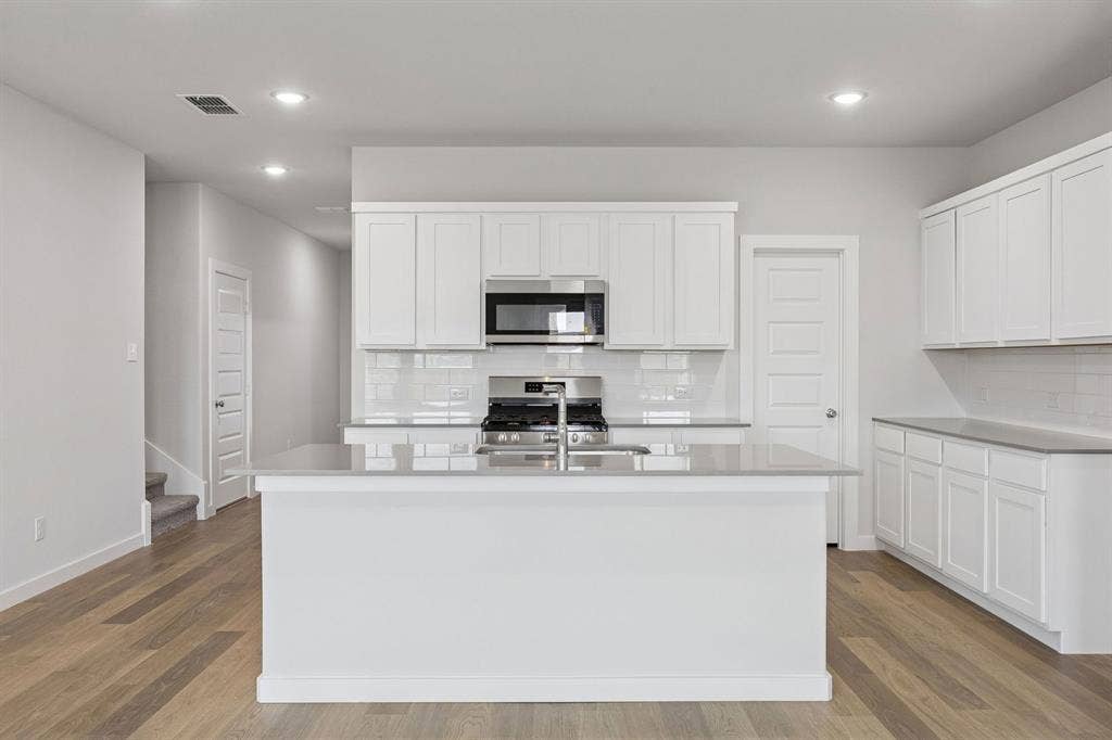 489 Hocking Hills Drive, Waxahachie, TX 75165 Kitchen in the Masters home plan by Trophy Signature Homes – REPRESENTATIVE PHOTO