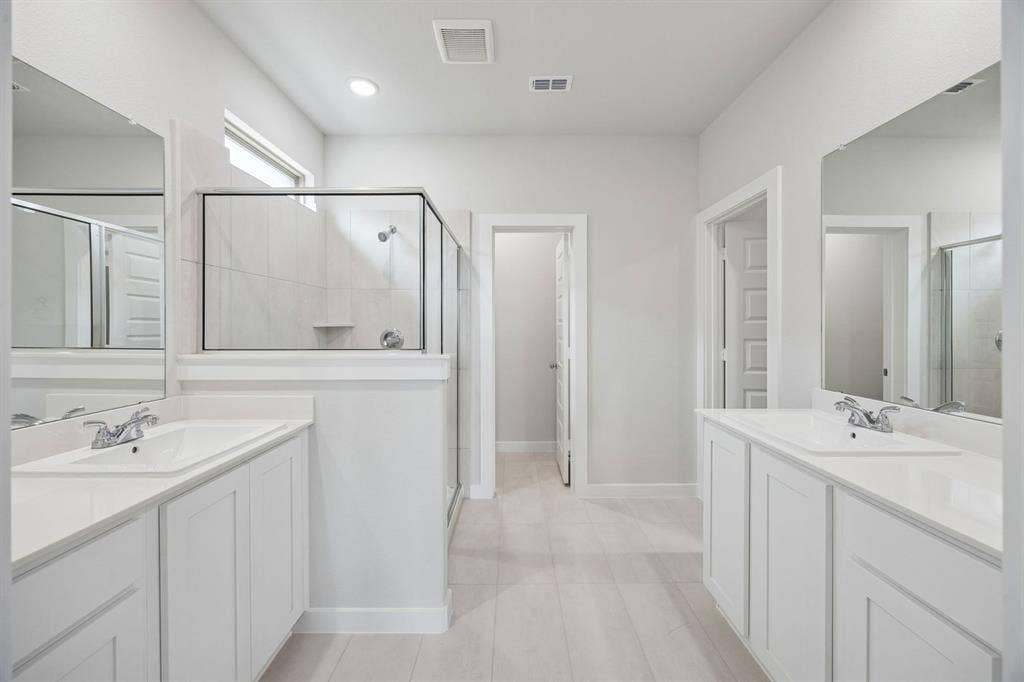 489 Hocking Hills Drive, Waxahachie, TX 75165 Primary Bathroom in the Masters home plan by Trophy Signature Homes – REPRESENTATIVE PHOTO