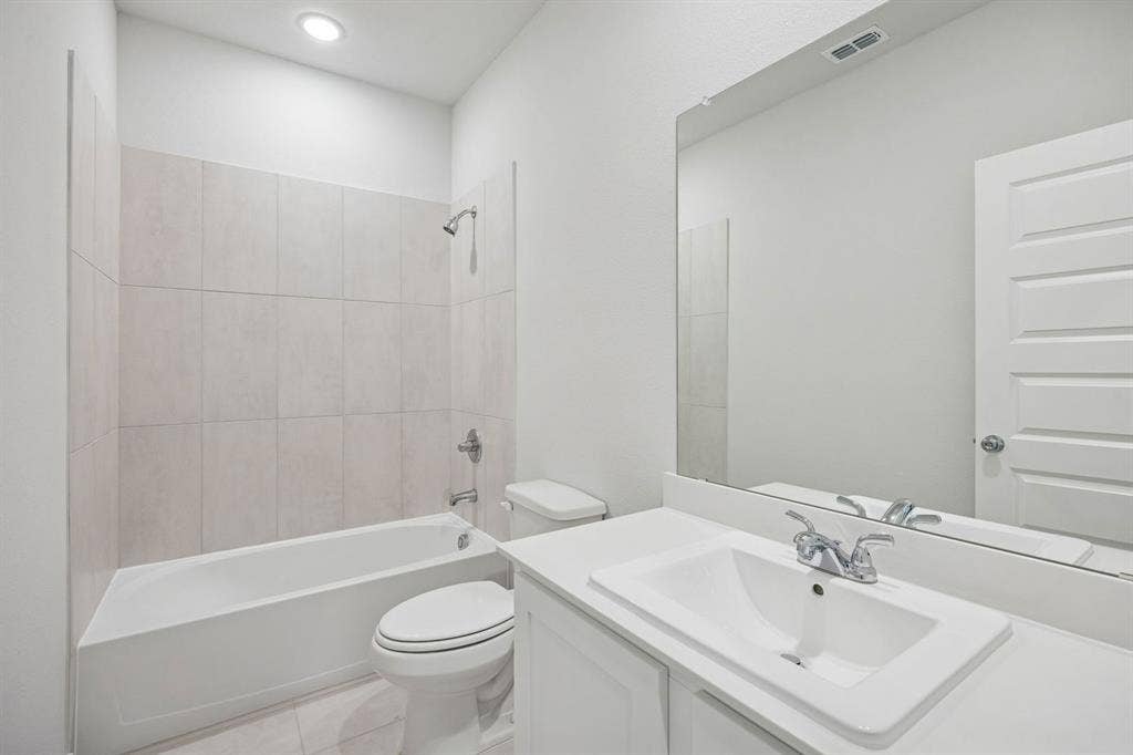 489 Hocking Hills Drive, Waxahachie, TX 75165 Bathroom in the Masters home plan by Trophy Signature Homes – REPRESENTATIVE PHOTO